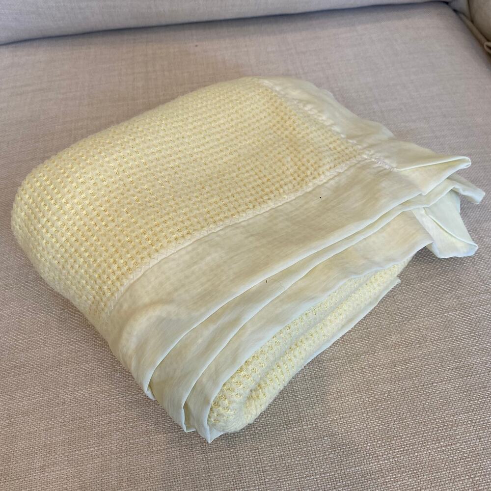 Vtg Baby Gordon Yellow Waffle All Season 36x 50 Blanket Satin Trim USA Acrilon
